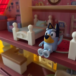 ブルーイのおうちで子供部屋にブルーイが座っている様子の写真