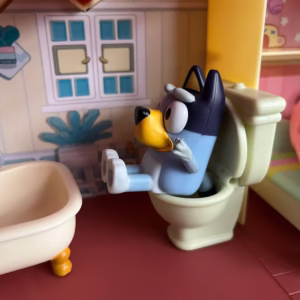 ブルーイファミリーのおうちでブルーイがトイレに座っている様子の写真