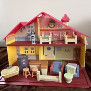 ブルーイファミリーのおうち本体、付属品の小物とブルーイフギュアの写真