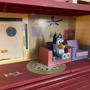 ブルーイファミリーのおうちでリビングに座っているブルーイの写真