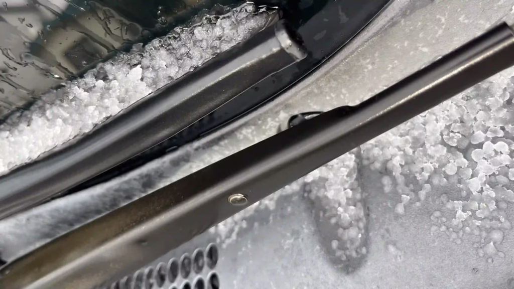 2025.10車に積もった初雪（霰）の写真