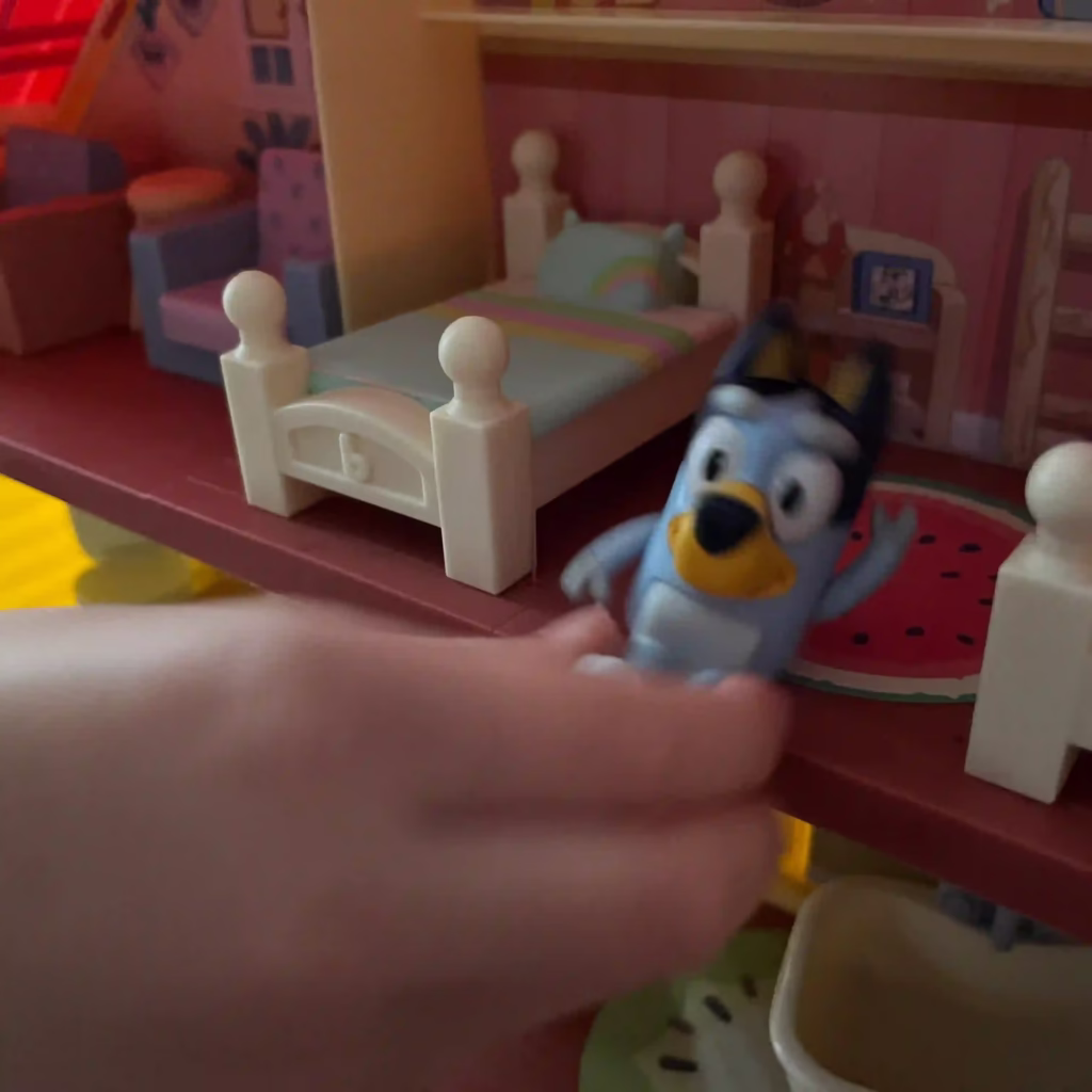 ブルーイふぁみりーのおうちでもみじが遊んでいる様子の写真