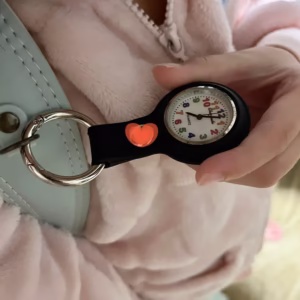 【小学校の入学準備】買ってよかったもの10選。もみじが実際に使っているランドセルにつけられる時計の写真