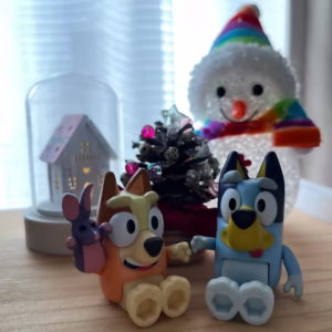 ブルーイ・ビンゴのフィギュアを飾っている写真①