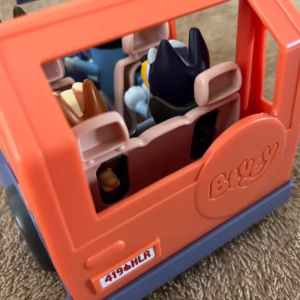 ブルーイファミリーカーの後ろ側の写真