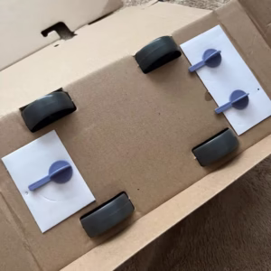 ブルーイファミリーカーの底面のプラスチックパーツで固定されている写真