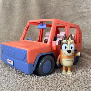 ブルーイファミリーカーとチリのフィギュアの開封写真