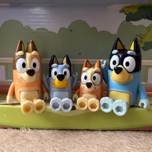 ”ブルーイファミリーフィギュアセット“家族4人で座っている写真