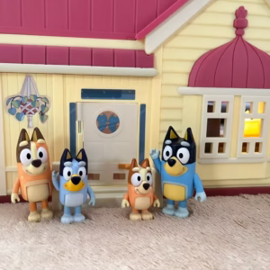 ブルーイファミリーフィギュアがブルーイファミリーのおうちの前で立っている写真