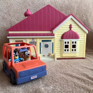 ブルーイファミリーのおうちとブルーイファミリーカーの写真