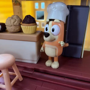 ブルーイのママ”チリ“フィギュアがキッチンにいる様子の写真