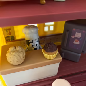 ブルーイストーリーフィギュアセット“マフィンとシェフハット”のマフィンがキッチンにいる様子