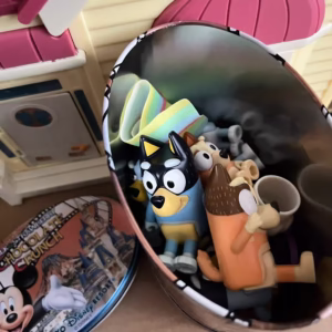 ブルーイフィギュアをディズニーランドのチョコクランチ缶に収納している写真