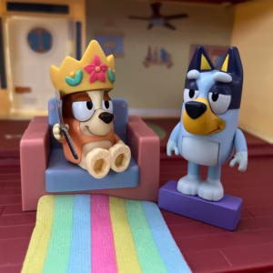 ブルーイなかよしフィギュアセット“クイーンビンゴとブルーイ”で遊んでいる写真