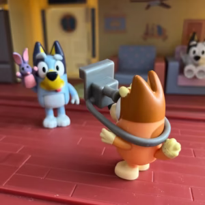 ブルーイなかよしフィギュアセット“しゃしんだいすき”で遊んでいる写真②