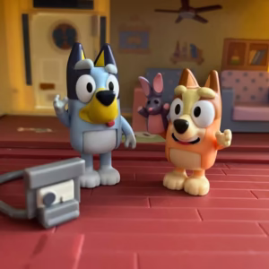 ブルーイなかよしフィギュアセット“しゃしんだいすき”で遊んでいる写真