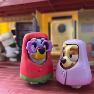 ブルーイストーリーフィギュアセット“おばあちゃんビンゴ・ブルーイ”が話している様子の写真