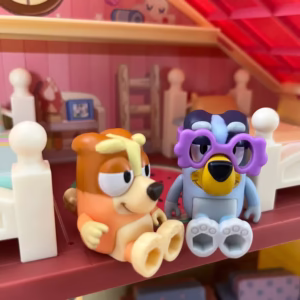 ブルーイストーリーフィギュアセット“おばあちゃんビンゴ・ブルーイ”コートを脱いだ状態の写真