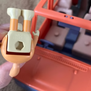 ブルーイフィギュアの底面（お尻部分）にあるファミリーカーに固定できる穴の写真