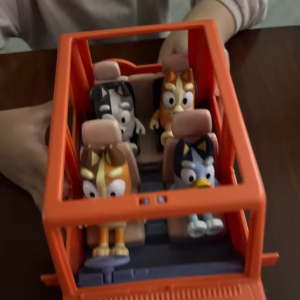 かえでがブルーイファミリーカーで遊んでいる様子の写真①