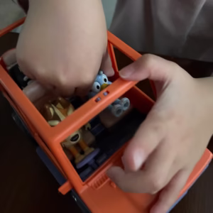 かえでがブルーイファミリーカーで遊んでいる様子の写真②