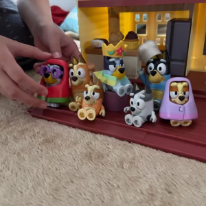 ブルーイフィギュアで遊んでいるもみじの様子の写真