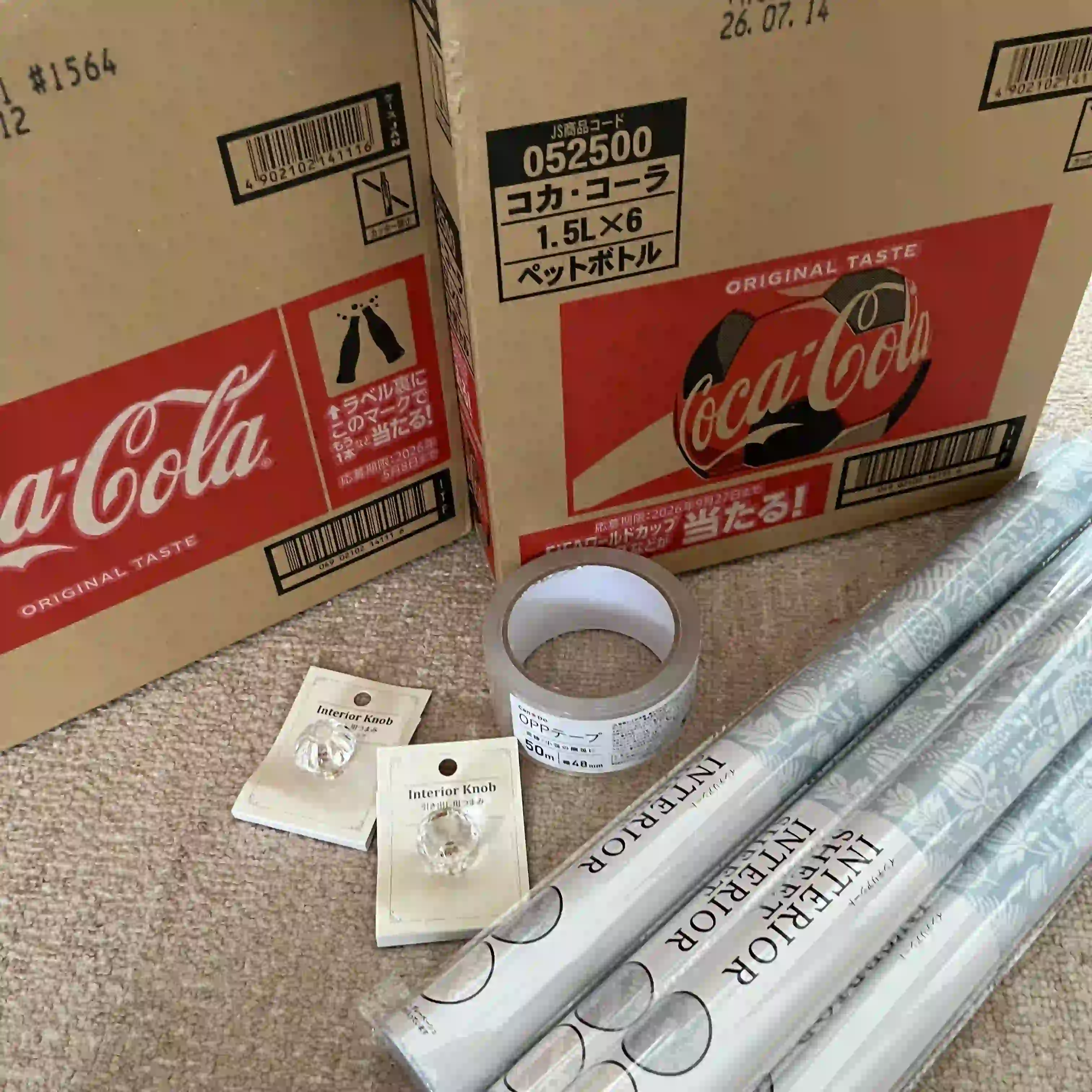 手作りした段ボール冷蔵庫の材料の写真