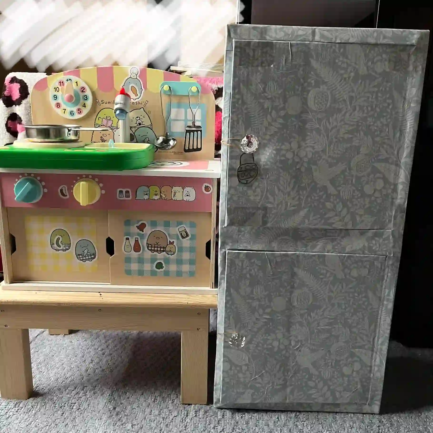 手作りした段ボール冷蔵庫の完成した写真