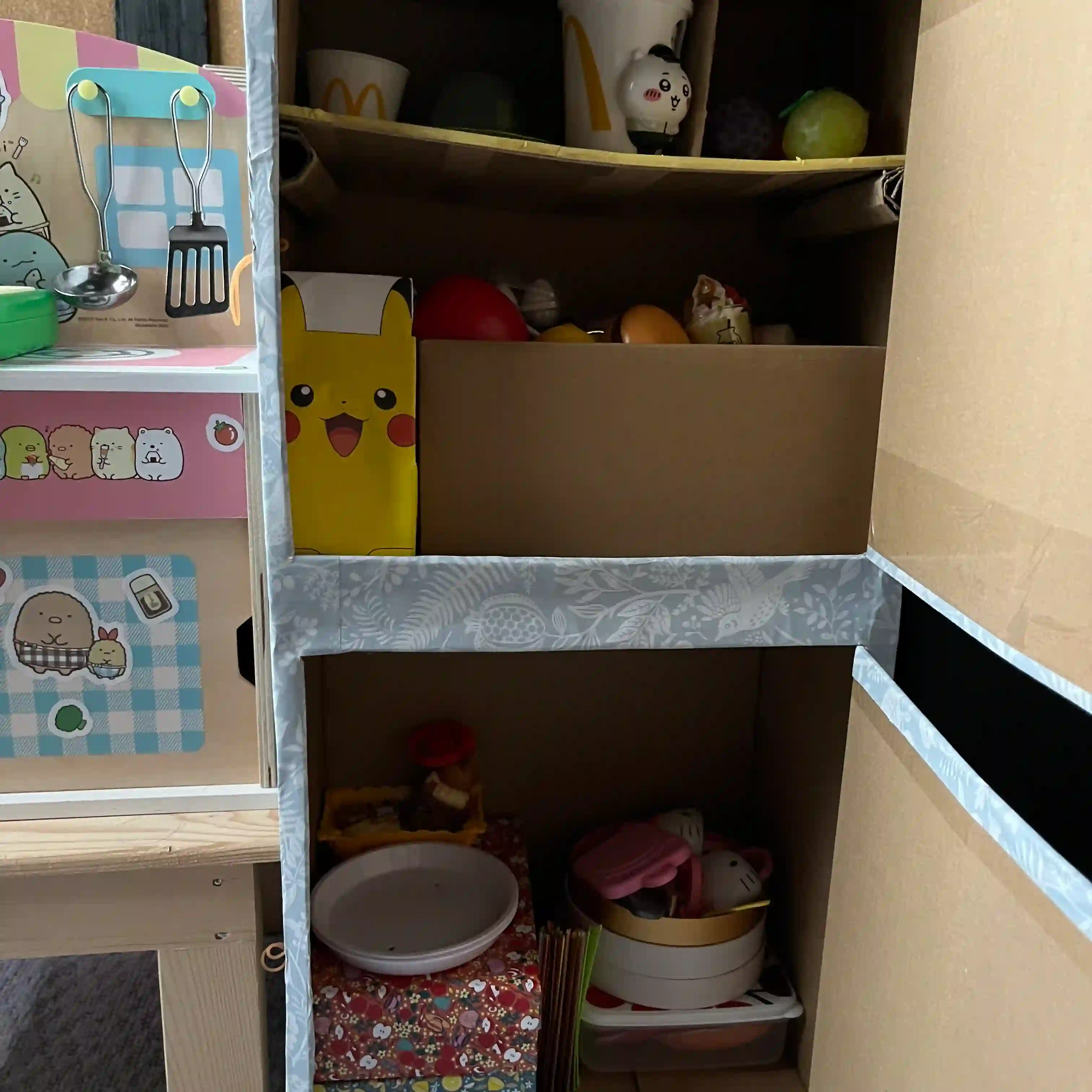 手作り段ボール冷蔵庫の中身の写真