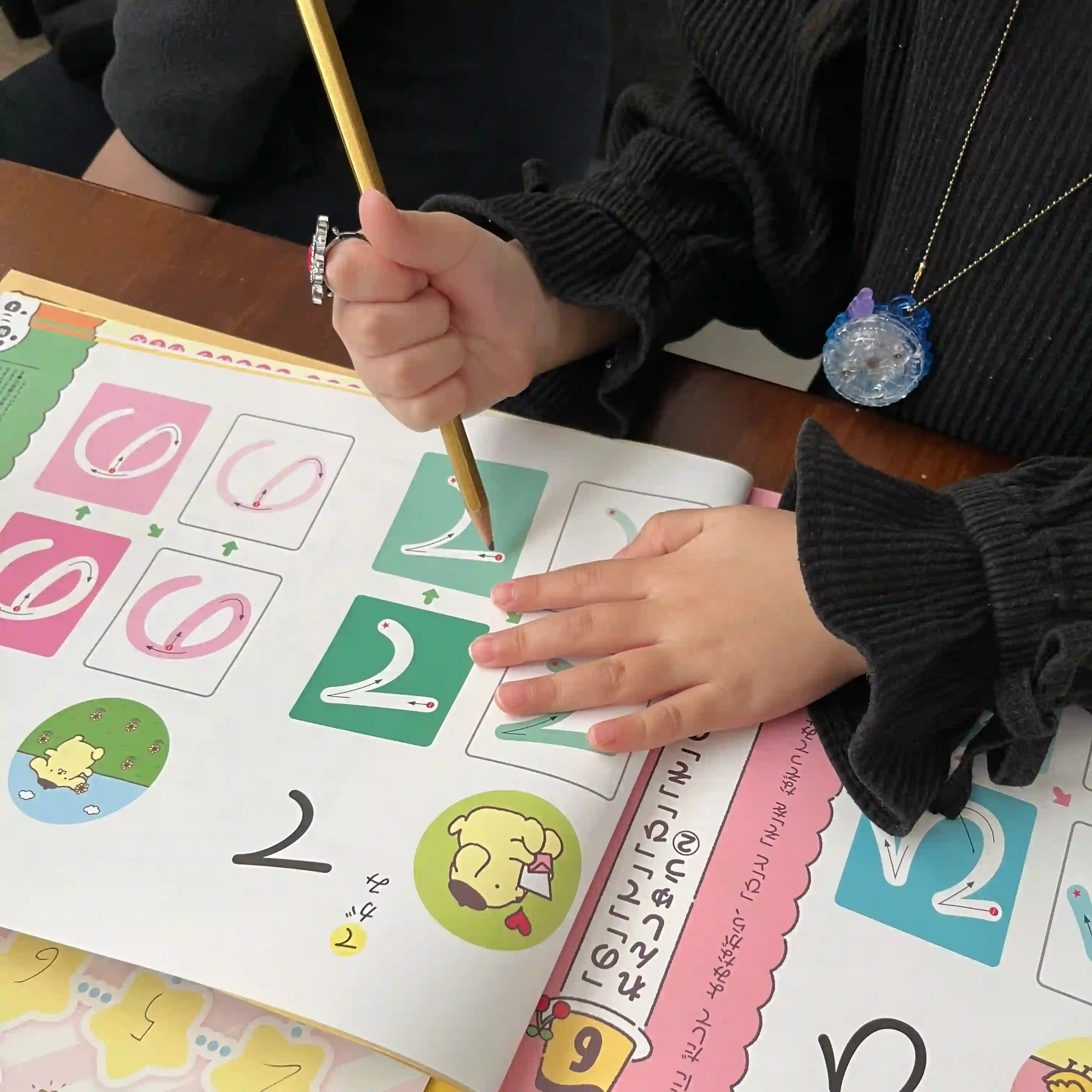 かえでがひらがなワークでひらがなを練習している写真