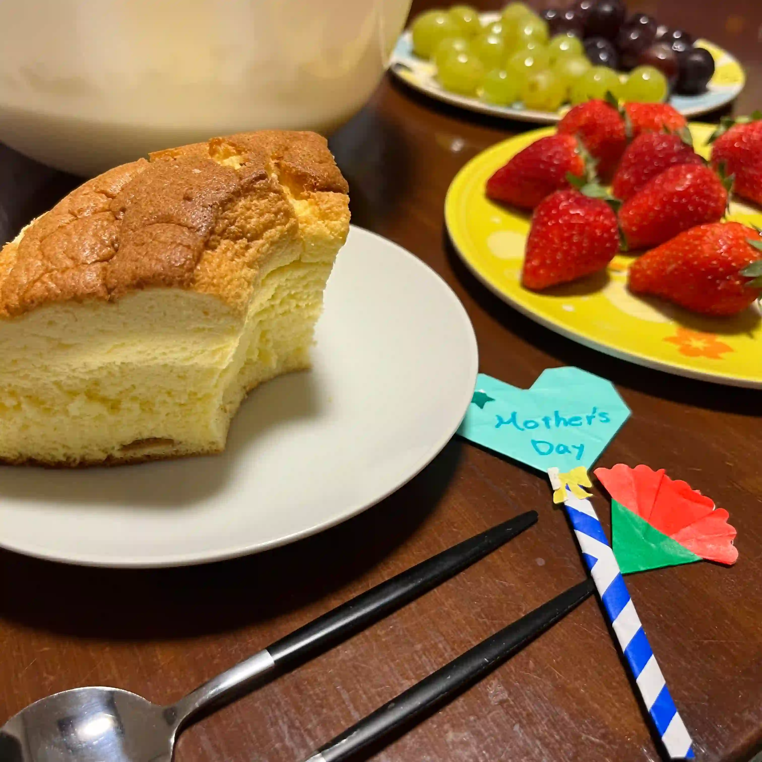 母の日にパパと子ども達が作ってくれたシフォンケーキの写真