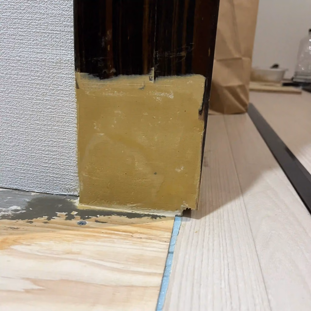 民家の床の間の柱の抉れた部分をパテで埋めるDIYの写真
